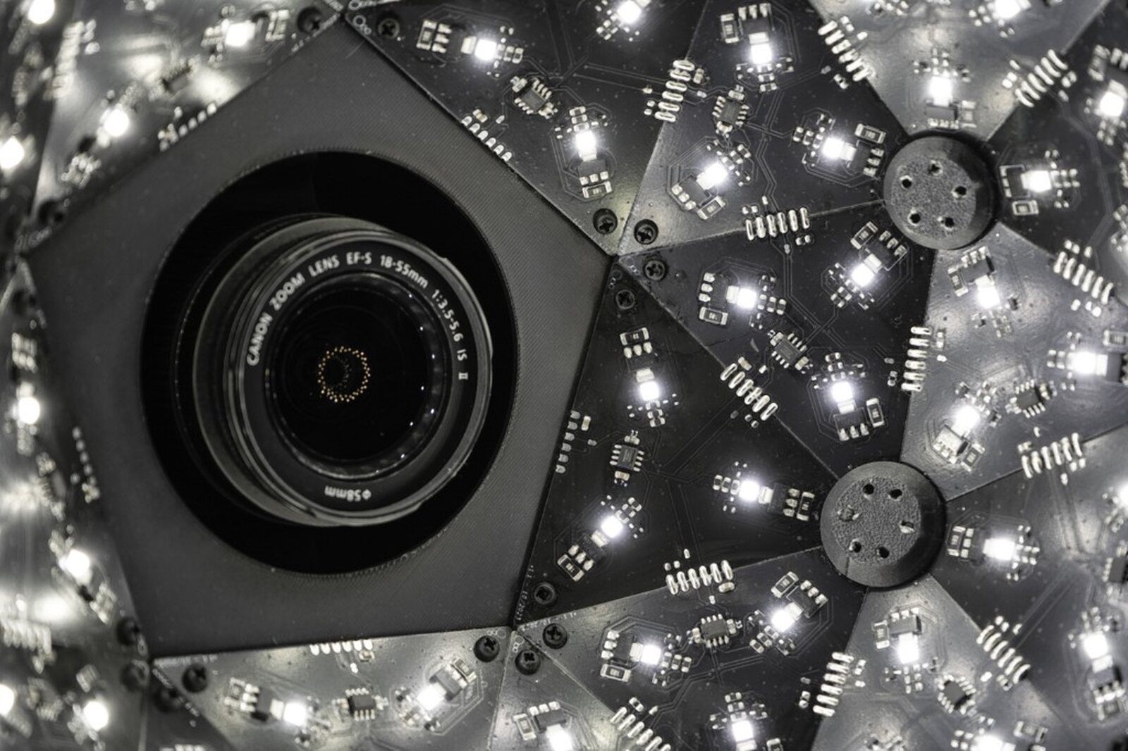 Cupola di acquisizione Mercurio Imaging: obiettivo circondato da una geode di LED