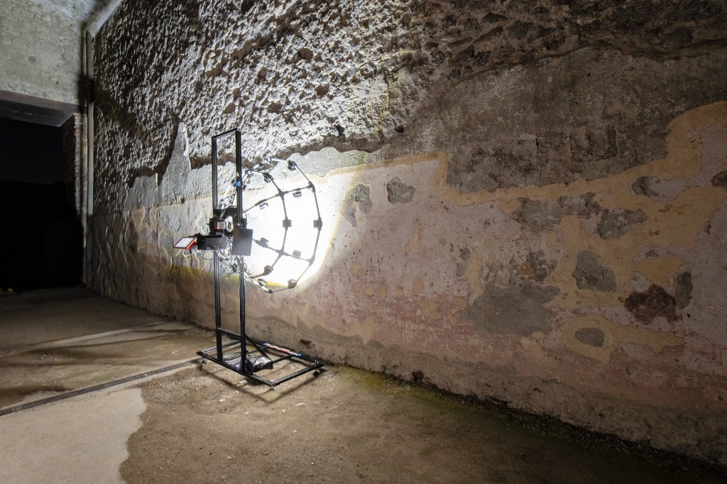 Dispositif RTI en acquisition sur un mur ancien