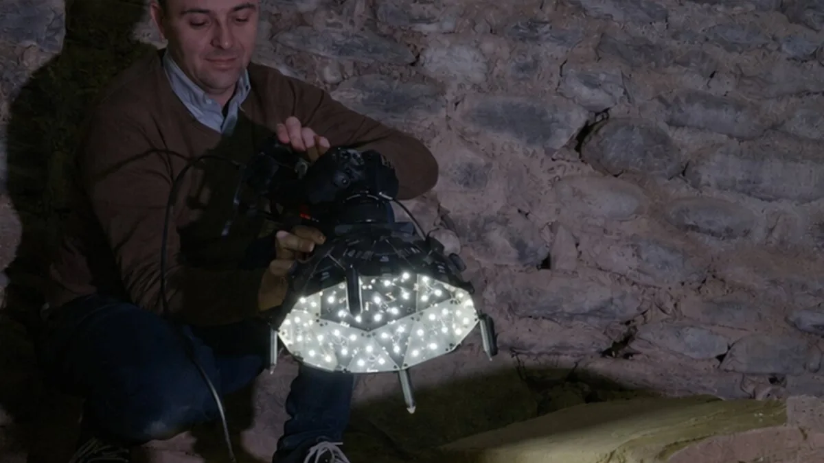 Mercurio operator using the ASTERIA dome on site to document a stone fragment
