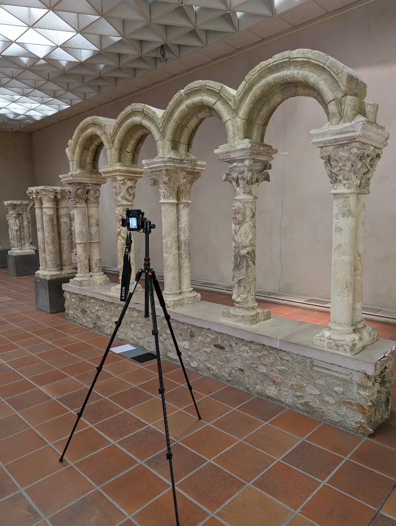 Installation de photogrammétrie dans une niche de fenêtre en pierre du musée, appareil sur trépied et éclairage de près-plan