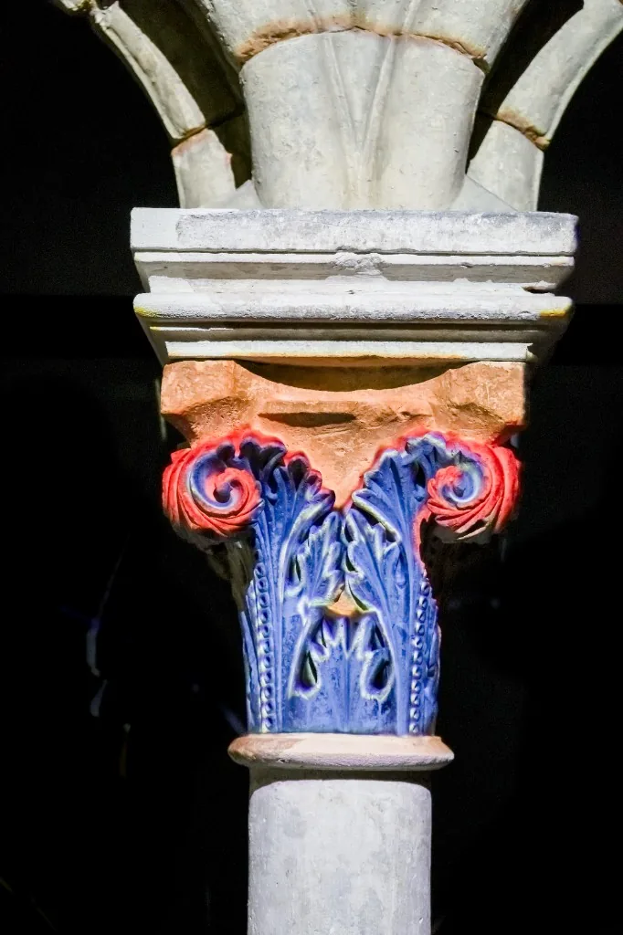 Projection de couleurs sur une statue-colonne du cloître, restitution hypothétique de la polychromie médiévale