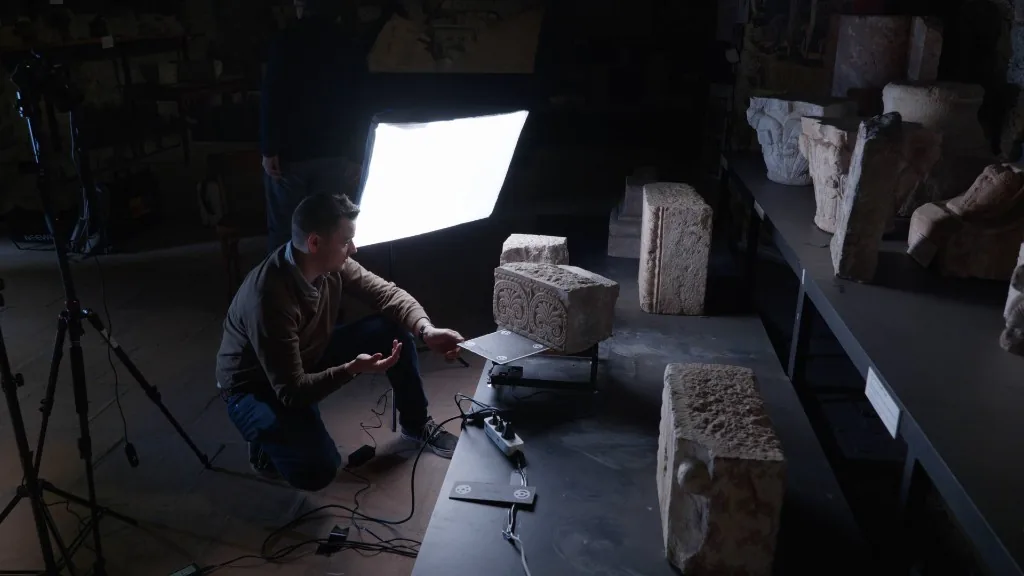 Acquisition RTI sur fragment sculpté dans l’espace muséal avec éclairage contrôlé