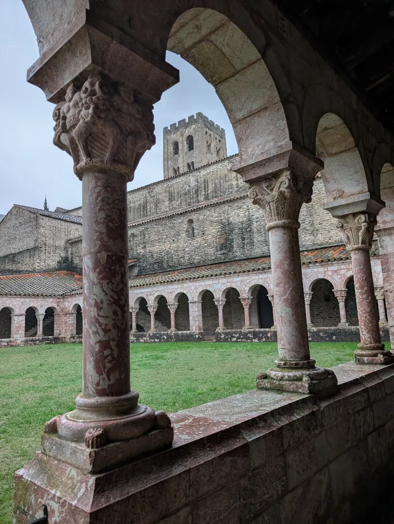 Vue du cloître de l’abbaye Saint-Michel de Cuxa avec ses arcades et colonnes