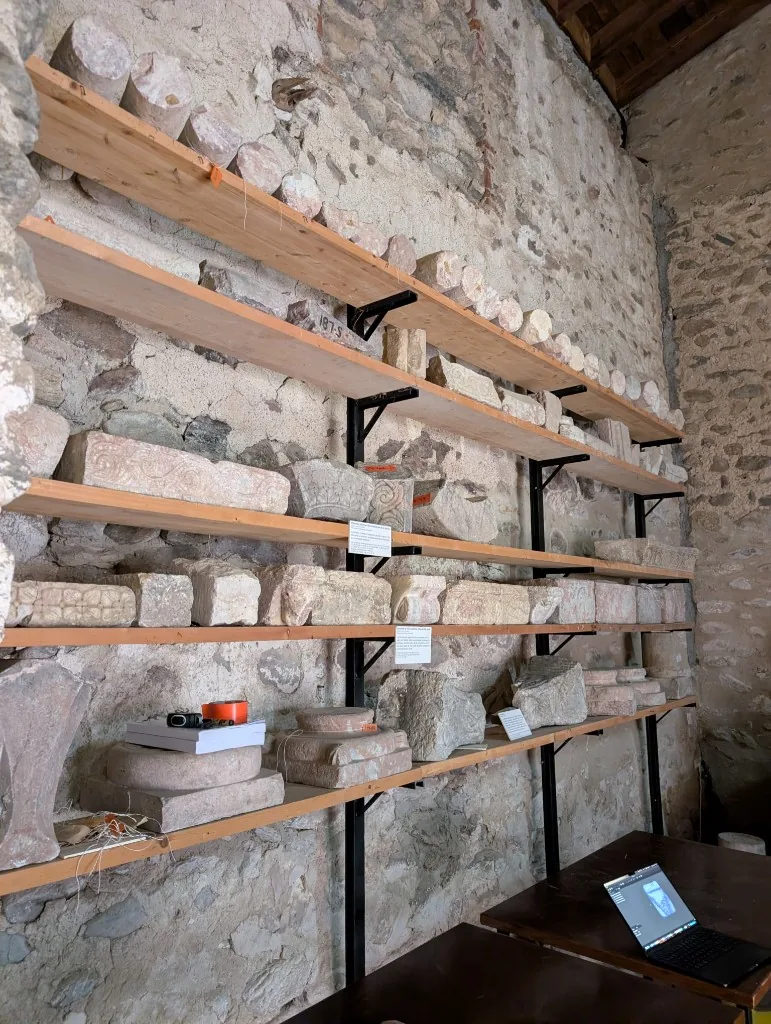 Corpus de fragments lapidaires de Cuxa disposés sur rayonnages pour étude et inventaire