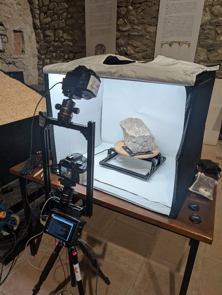 Dispositif de capture photogrammétrique en boîte à lumière pour un fragment sculpté