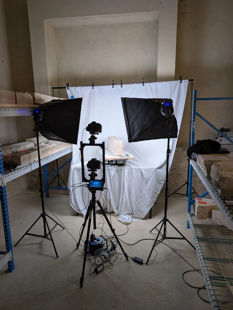 Station de photogrammétrie installée en réserve pour la numérisation des fragments de Cuxa