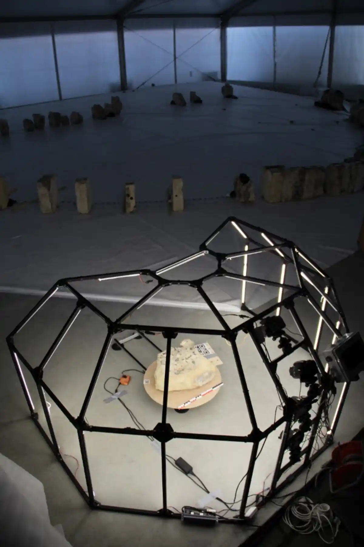 Vue d’ensemble de la cage de photogrammétrie installée sur site