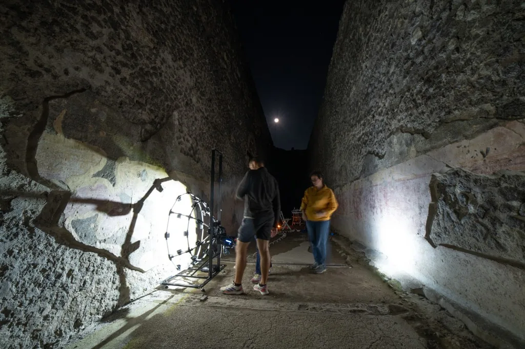 Couloir des théâtres de Pompéi documenté de nuit avec le dispositif RTI