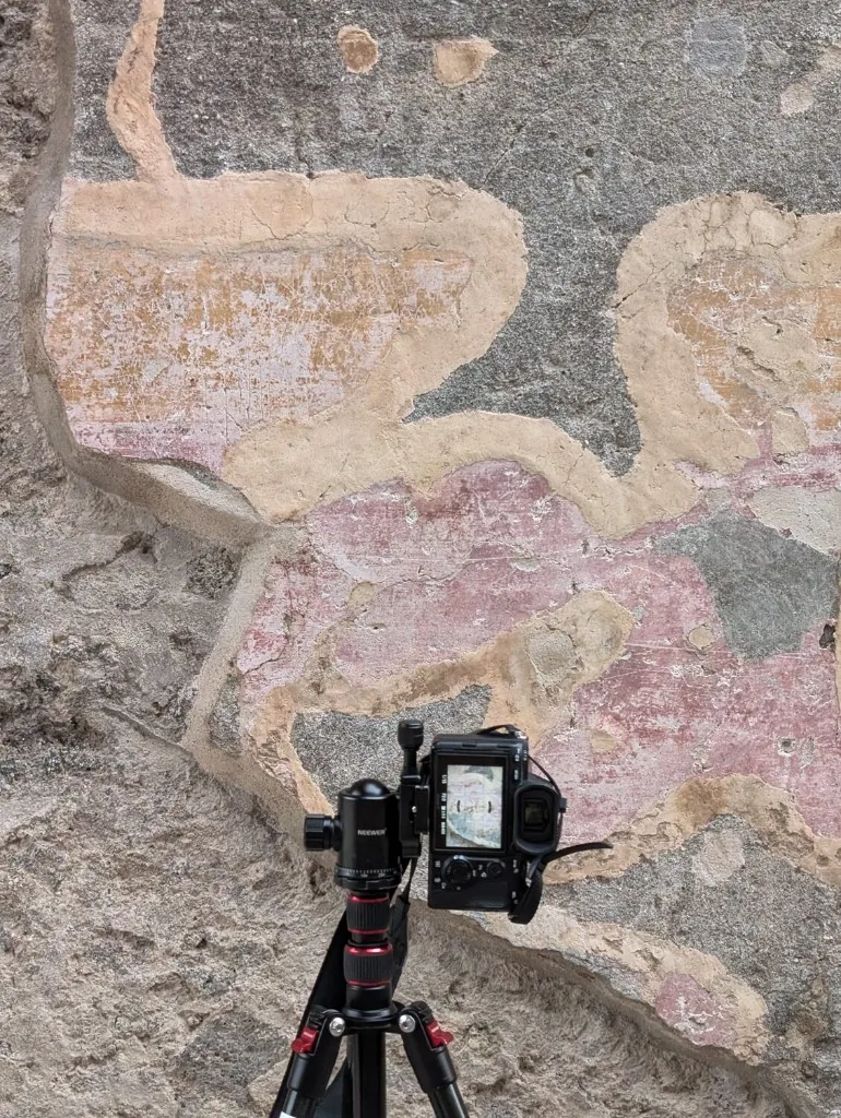 Zoom sur un graffiti incisé observé dans l’orthophotographie RTI