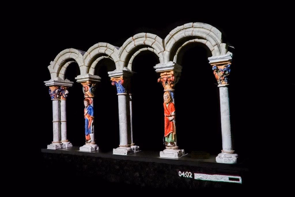 Campagne de photogrammétrie devant l’anastylose des arcades, Musée du Cloître de Notre-Dame-en-Vaux