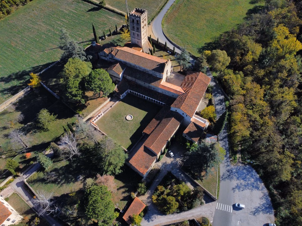 Vue aérienne de l’abbaye Saint-Michel de Cuxa