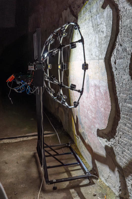 Acquisition RTI in situ dans le couloir des théâtres de Pompéi