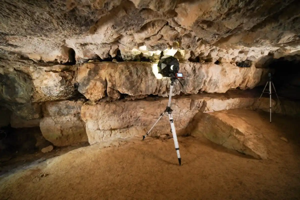 Vue large d’acquisition RTI en grotte
