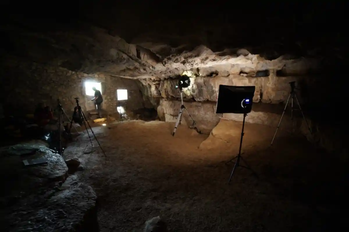 Dispositif RTI installé dans la grotte pour acquisition in situ