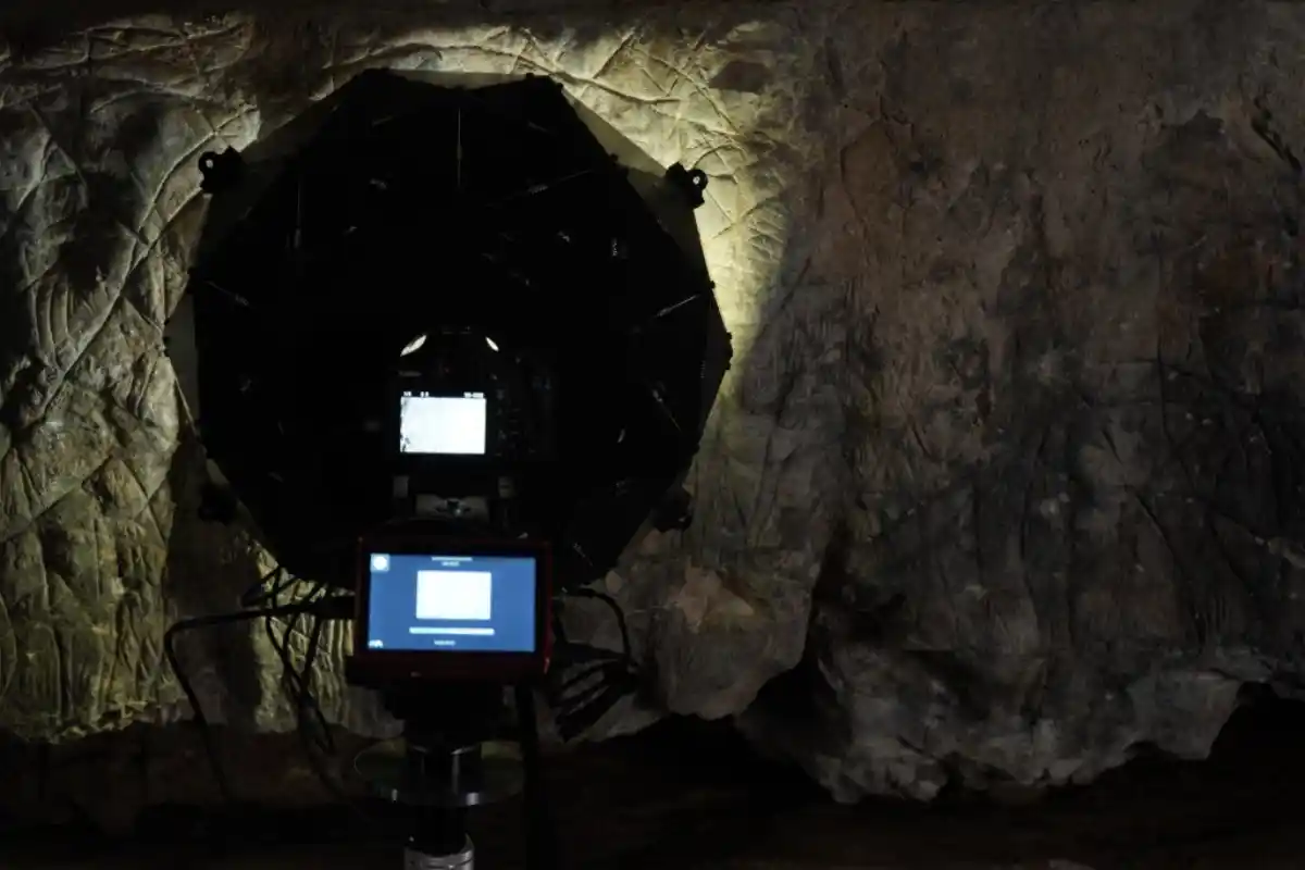 Scanner RTI face à une paroi de grotte gravée