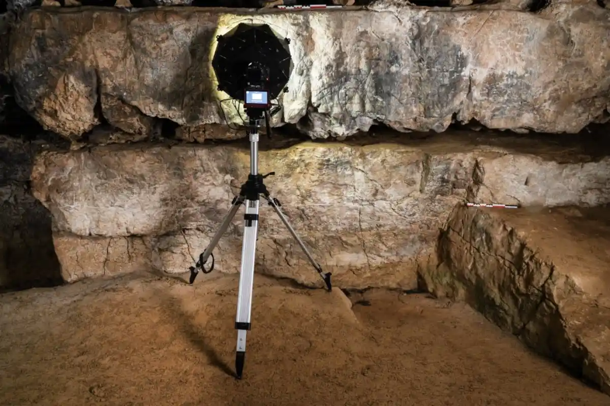Scanner RTI positionné devant une paroi gravée